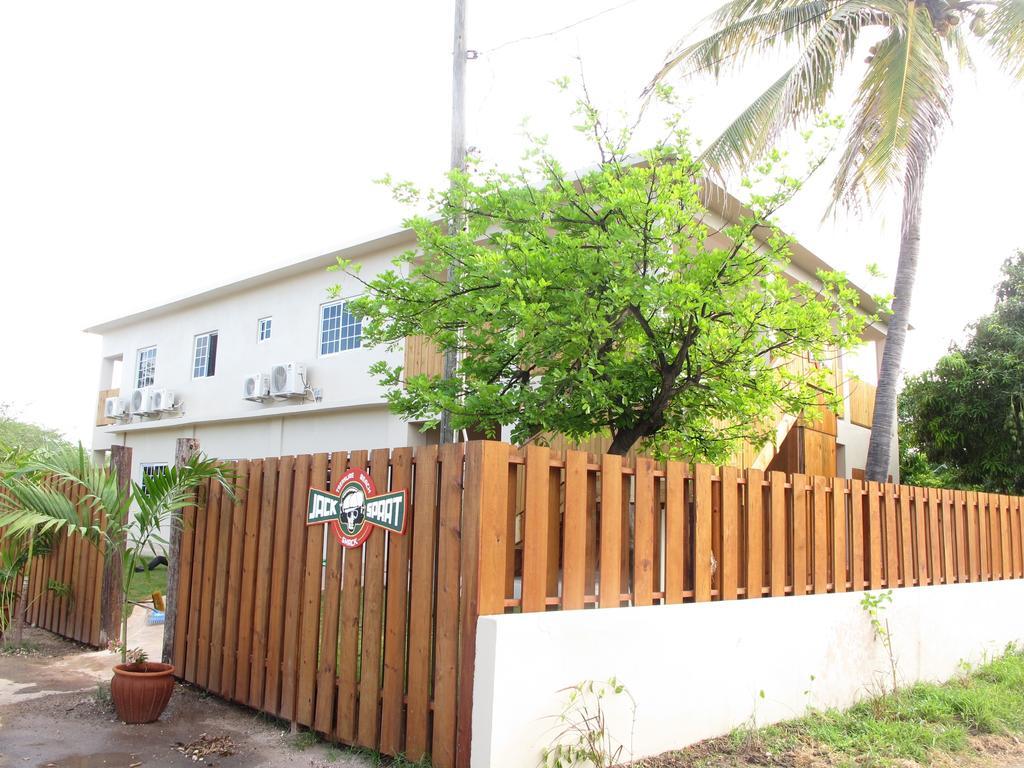 Just Next Door Hostel Treasure Beach Exterior photo